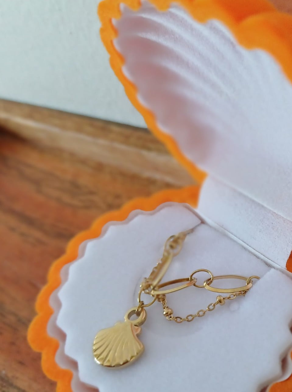 Bracelet with shell - gold